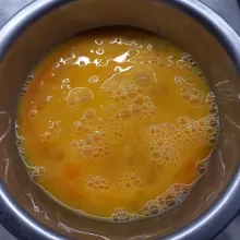Kocok telur sampai garam larut