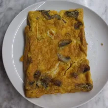 Angkat telur, potong sesuai selera