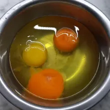 Pecahkan telur, tambahkan garam, penyedap, merica