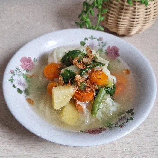 Sayur sop siap dihidangkan.
