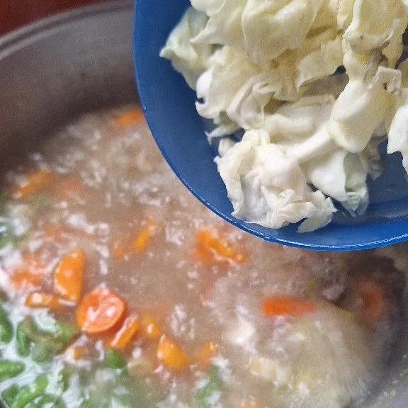 Setelah wortel, kentang dan buncis matang (empuk) masukkan kubis dan seledri, masak jangan terlalu lama.