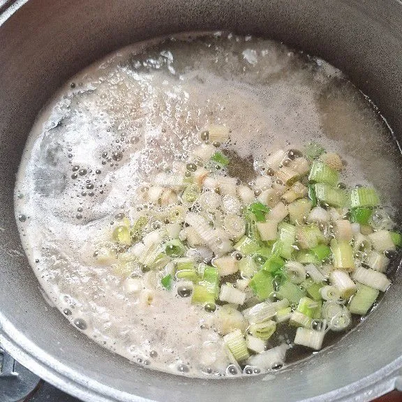 Masukkan bumbu ke dalam air yang sudah mendidih, dan masukkan juga daun pre yang sudah dipotong potong. Disini saya tidak menumis bumbu karena mengurangi konsumsi minyak dan supaya rasanya lebih segar.