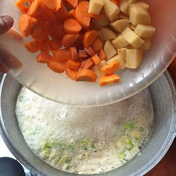 Masukkan wortel dan kentang, masak hingga matang. Setelah itu masukkan buncis.