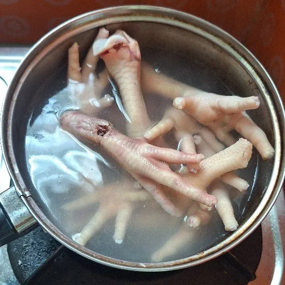 Rebus ceker selama 11 menit di air mendidih, lalu tutup diamkan selama 30 menit dan tutup rapat panci.