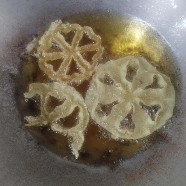 Goreng peyek goyang sampai matang, kuning kecoklatan.