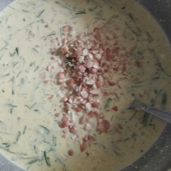 Masukkan kacang tanah cincang dan daun jeruk yang diiris tipis