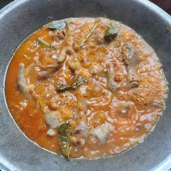 Lalu tambahkan air secukupnya, masak ceker hingga tektur empuk.
