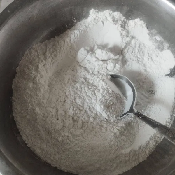 Campur tepung beras, tepung ketan, tepung tapioka, aduk rata