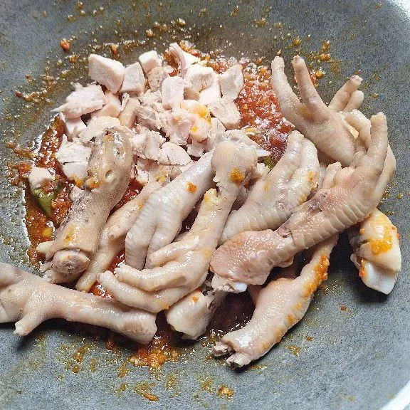 Masukkan ceker ayam dan saya menambahkan potongan ayam, tumis sebentar.