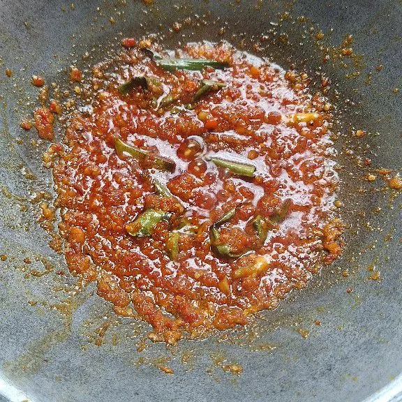 Tumis hingga berubah warna dan tanak.