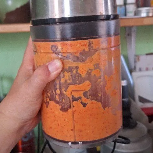 Coper semua bumbu dan tambahkan minyak goreng hingga halus.