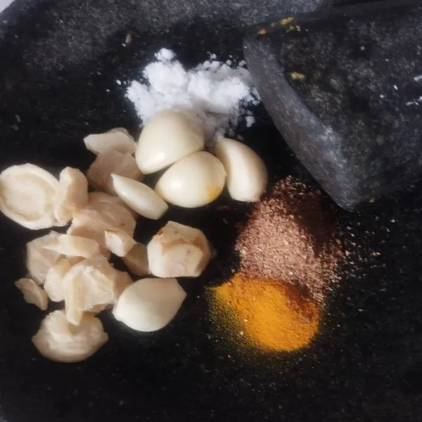 Haluskan bahan bumbu