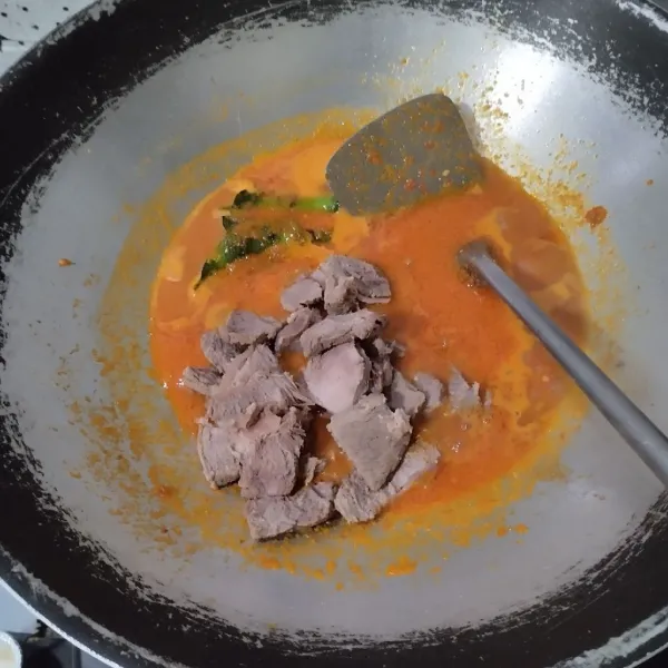 Masukkan daging sapi.