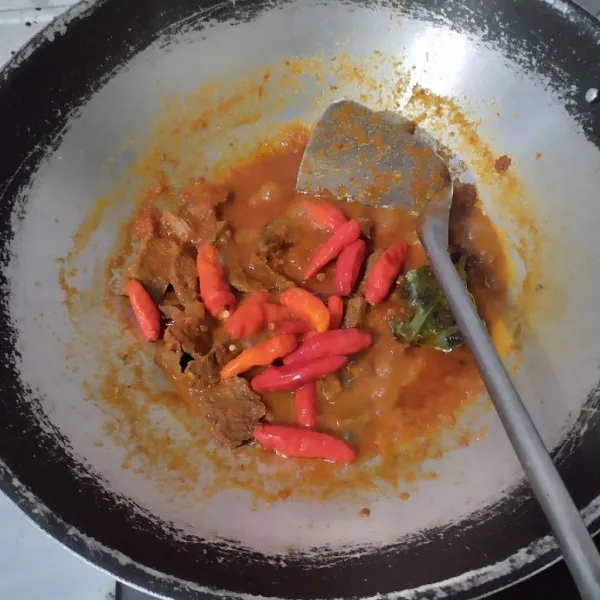 Tambahkan cabe rawit utuh.