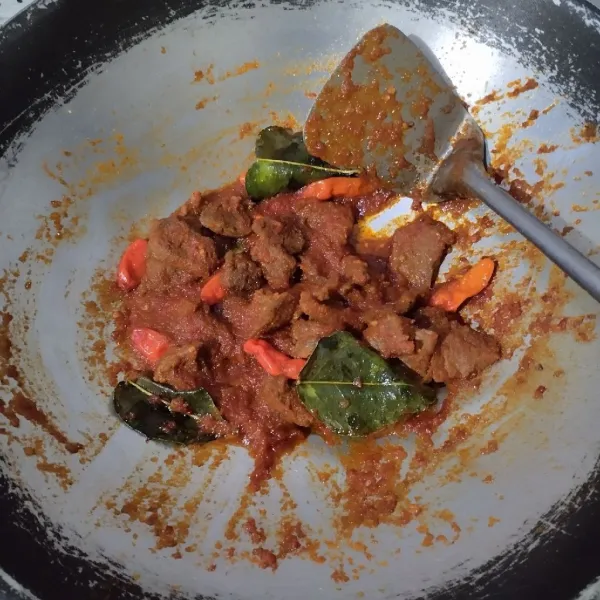 Masak hingga kuah asat dan bumbu meresap. Tes rasa.