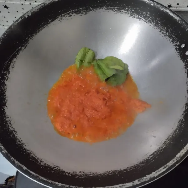 Tumis bumbu halus dan daun jeruk hingga harum dan matang.