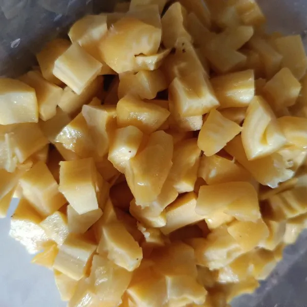 Potong-potong kecil nangka, sisihkan