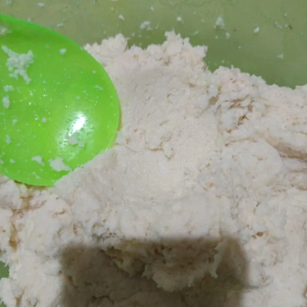 Campurkan parutan singkong, kelapa parut, gula, garam, dan vanili. Aduk rata
