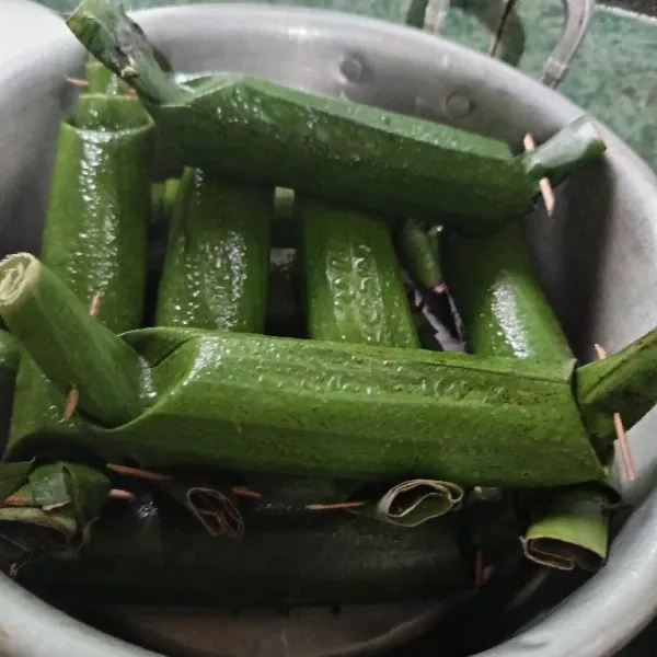 Panaskan kukusan. Kukus 30 menit.