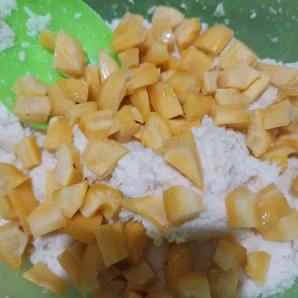 Masukkan potongan nangka. Aduk kembali