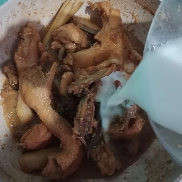 Kalau air agak susut, masukkan santan sisanya dan tambahkan lagi air secukupnya.