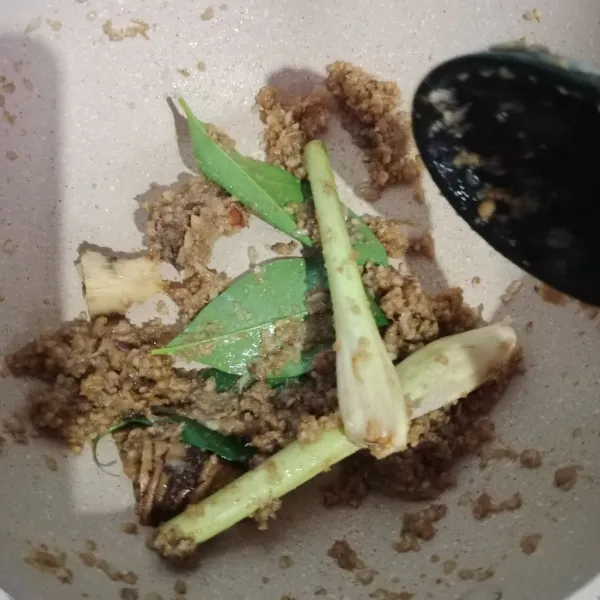 Tumis bumbu halus hingga harum, masukkan bumbu cemplung. Tumis hingga layu.
