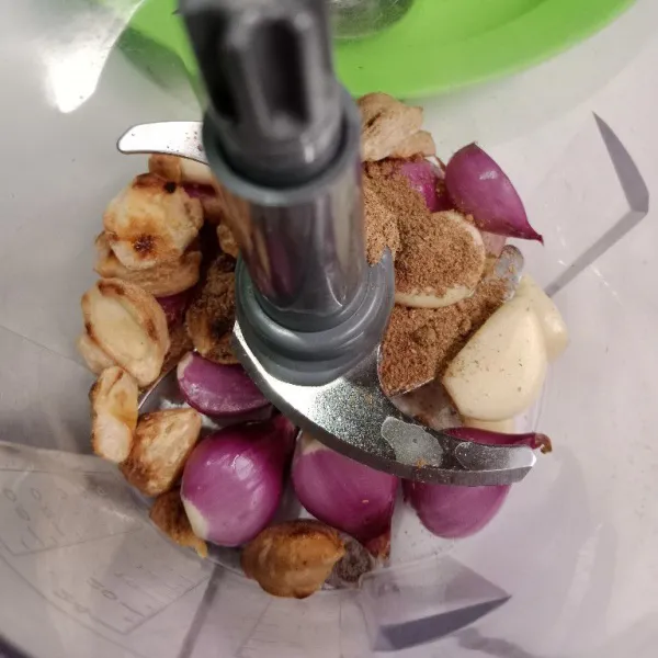 Haluskan duo bawang, ketumbar dan kemiri.
