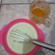 Masukkan margarin cair. Aduk rata kembali. Tutup dengan serbet atau tutup panci. Diamkan selama 1 jam.