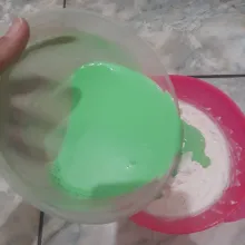 Tuang adonan basah yang sudah didiamkan dan menjadi hangat tadi ke dalam adonan kering. Aduk dan pastikan tidak ada tepung yang menggumpal. Diamkan selama 30 menit. Tutup dengan serbet atau tutup panci.