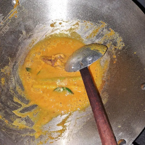 Tumis bahan yang dihaluskan, tambahkan sereh, lengkuas, daun salam, daun jeruk, tumis hingga matang.