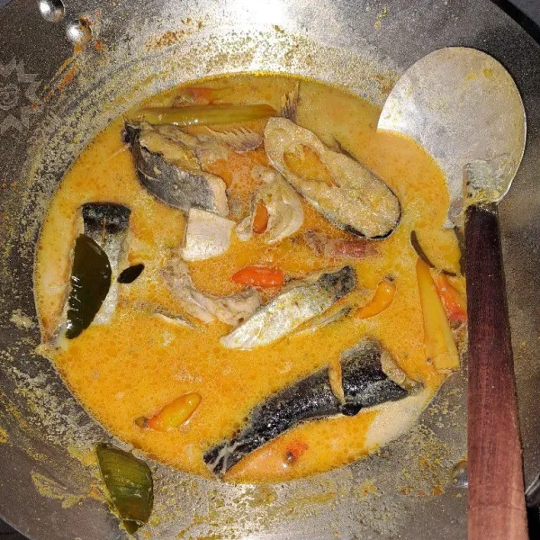 Masak hingga matang dan air menyusut.