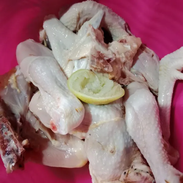Cuci bersih bebek, lumuri air jeruk nipis. Diamkan 15 menit, bilas dengan air mengalir.