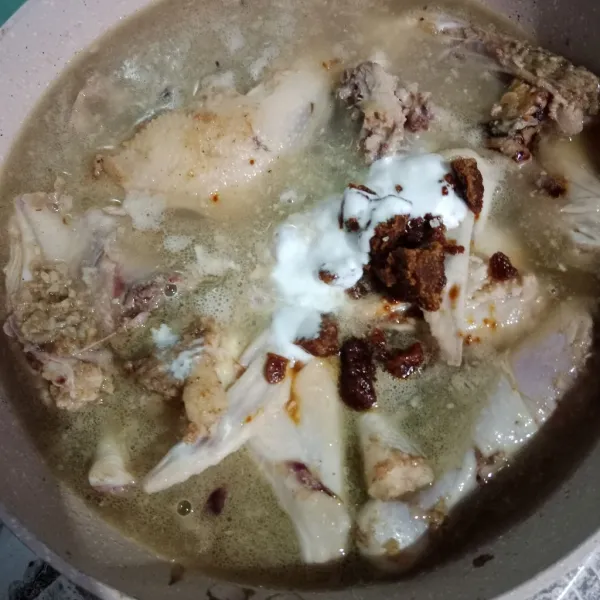 Tambahkan air, sedikit santan, garam, gula pasir dan gula merah. Masak dengan api sedang. Tutup panci.