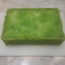 Setelah 20 menit, lakukan tes tusuk. Angkat. Dan biarkan sedikit dingin baru dikeluarkan dari loyang. Potong-potong sesuai selera dan sajikan.