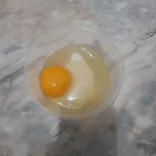 Di wadah lain, pecahkan 1 butir telur. Tambahkan gula. Kocok hingga mengental.