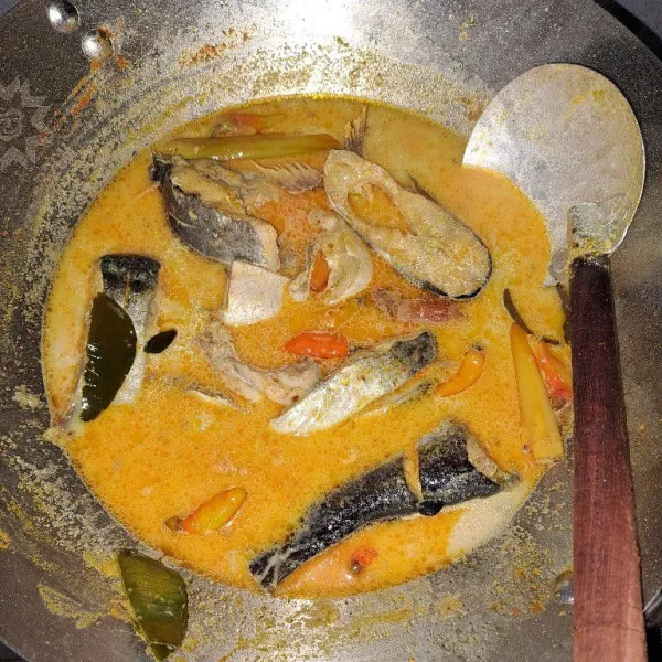 Masukkan ikan, gula jawa dan garam.
