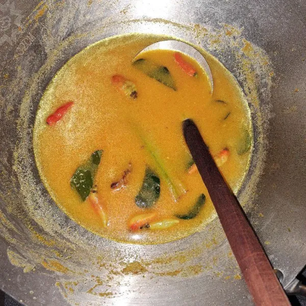 Tambahkan air dan cabai rawit.