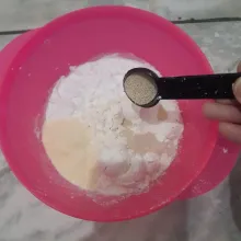 Di mangkok lain masukkan tepung tapioka, tepung terigu, susu bubuk, dan ragi. Aduk menggunakan whisker.