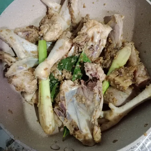 Masukkan bebek, masak hingga berubah warna dan mengeluarkan sedikit minyak.