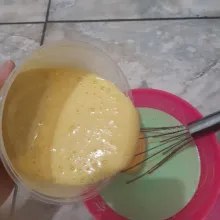 Setelah 30 menit, buka adonan hijau. Tambahkan adonan telur dan gula. Aduk rata dengan whisker atau mixer dengan kecepatan rendah.