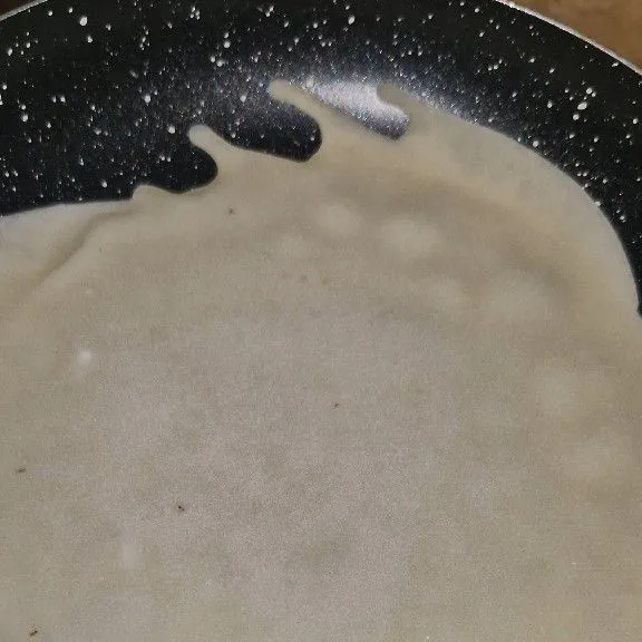 Taruh adonan di atas telfon anti lengket sambil telfon digabungkan agar adonan tipis. Jika adonan sudah bisa diangkat menggunakan spatula, berati sudah matang.