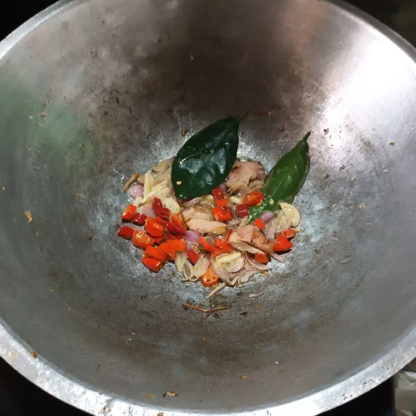 Lalu tumis bawang merah dan bawang putih sampai harum. Dan masukan cabe, lengkuas, dan daun salam. Aduk.