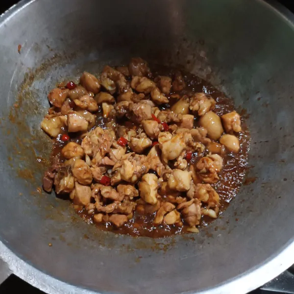 Lalu tambahkan bumbu perasa, aduk rata dan biarkan sampai bumbu meresap.