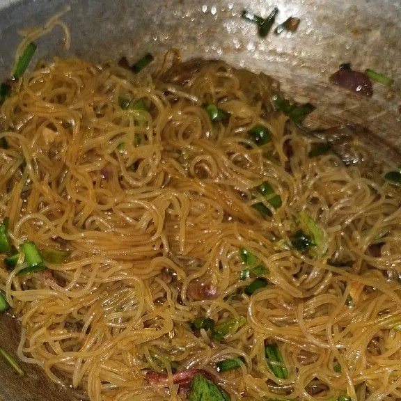 Aduk dan tumis mie bihun hingga matang dan semua bumbu tercampur.