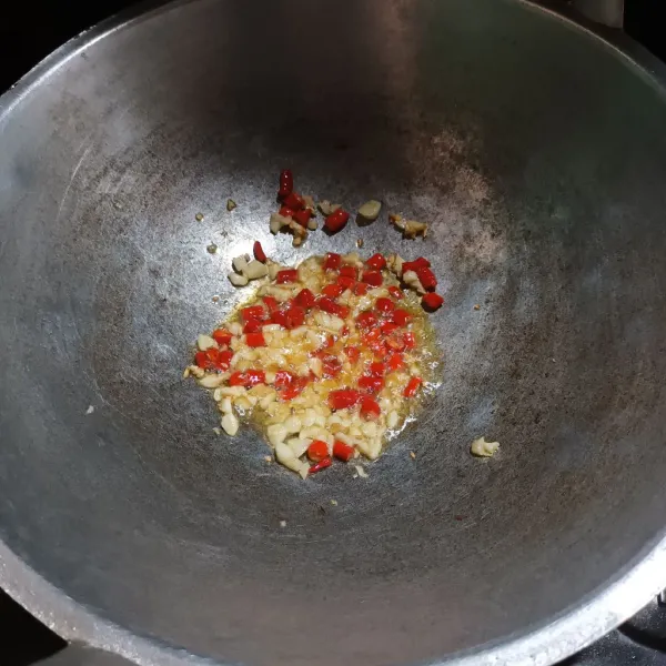 Tumis bawang putih dan cabe sampai harum.
