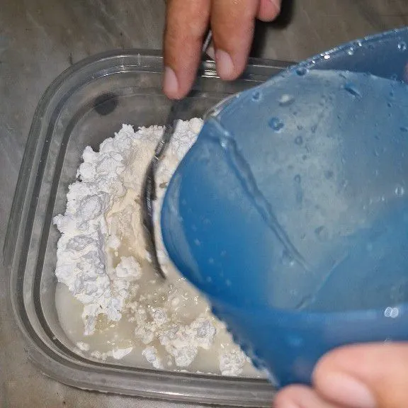 Tambahkan air dan aduk hingga mengental.