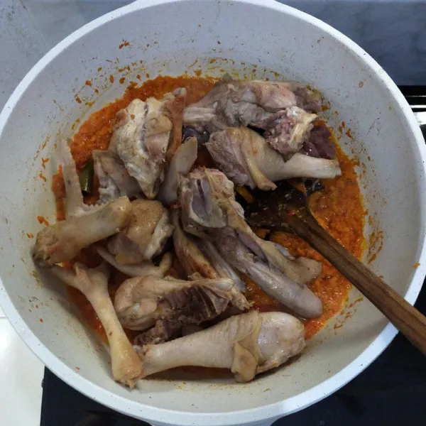 Masukkan ayam.