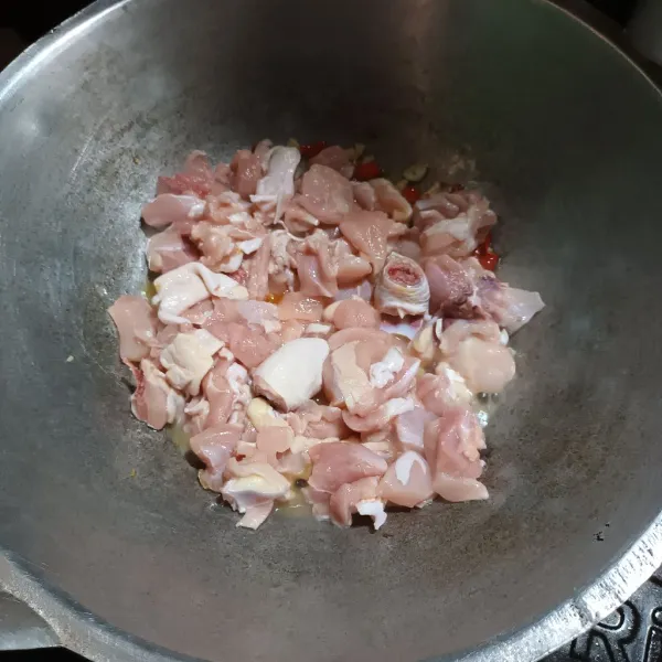 Lalu masukan ayam. Aduk sampai warna ayam pucat.