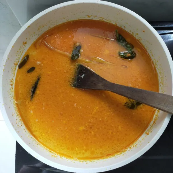 Aduk rata dan masak hingga santan mendidih.