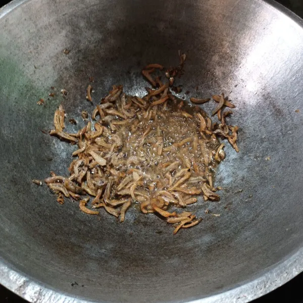Goreng ikan teri sampai kering. Dan tiriskan.